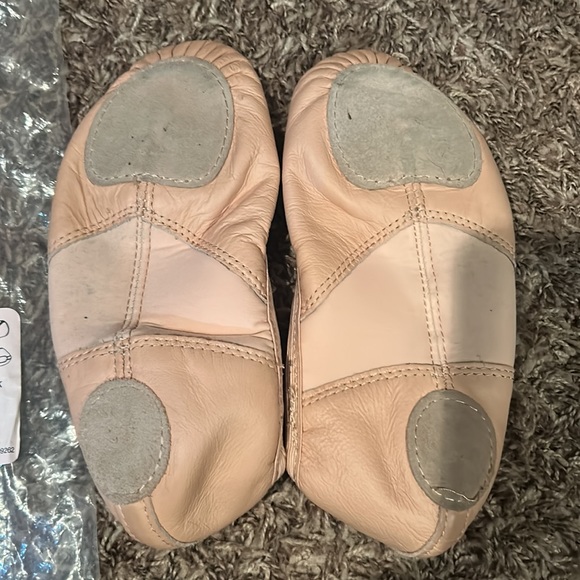 Pink split sole ballet slippers with stretch arch - Picture 2 of 4